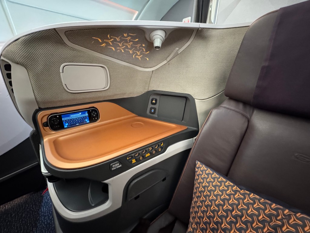 Side Console  & Stowage (2017J) - Singapore Airlines A380-800