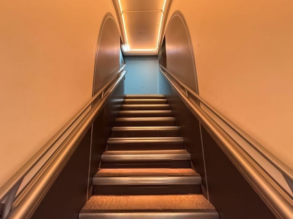 Staircase (2017J) - Singapore Airlines Airbus A380-800