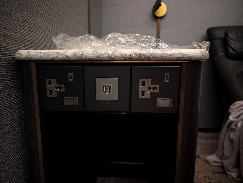 Power Plug - SilverKris Lounge (T3)