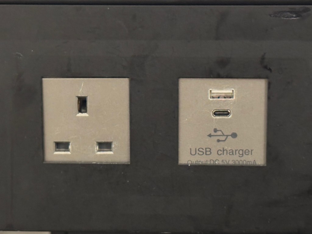 Type G Power Outlet & USB Charging - SilverKris Lounge (HKG)