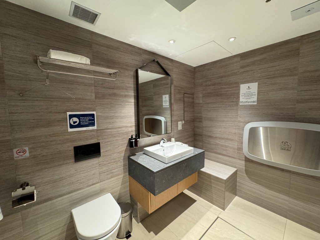 Shower Room - SilverKris Lounge (HKG)