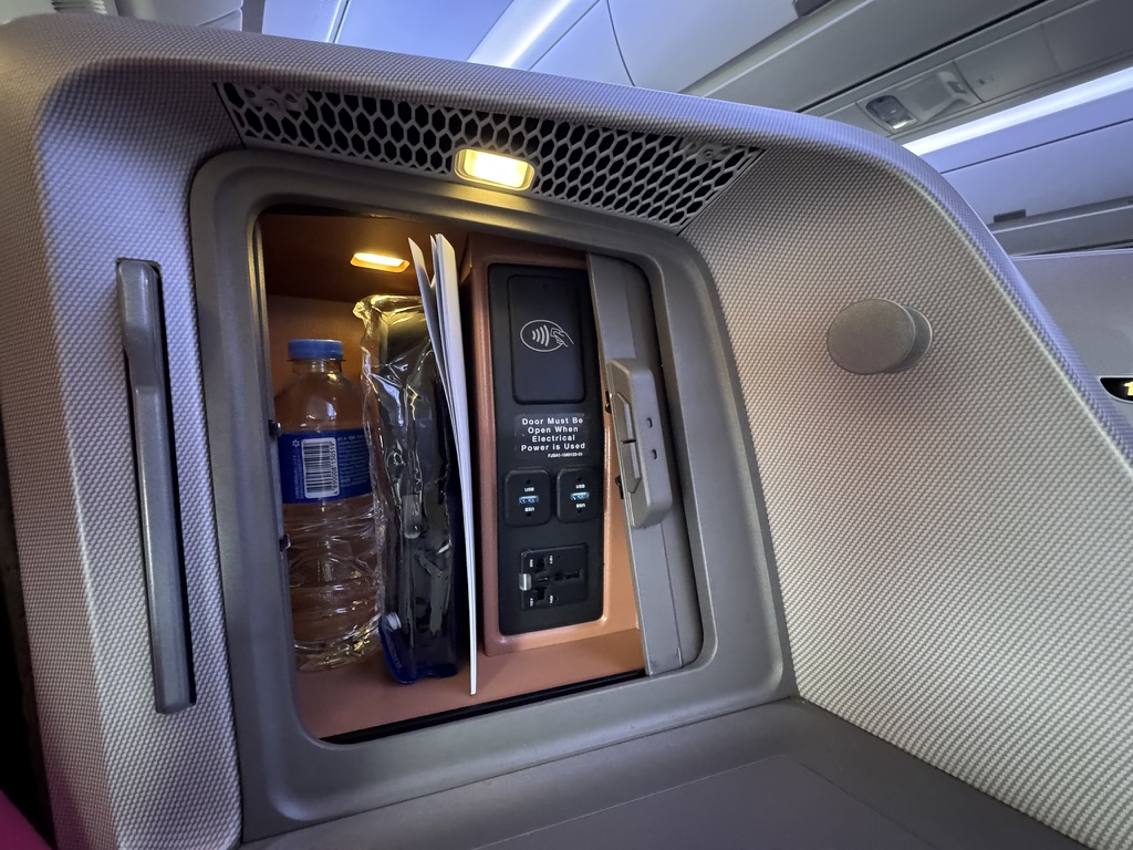 Side Cubby with Power Plug - SQ Airbus A350-900 MH