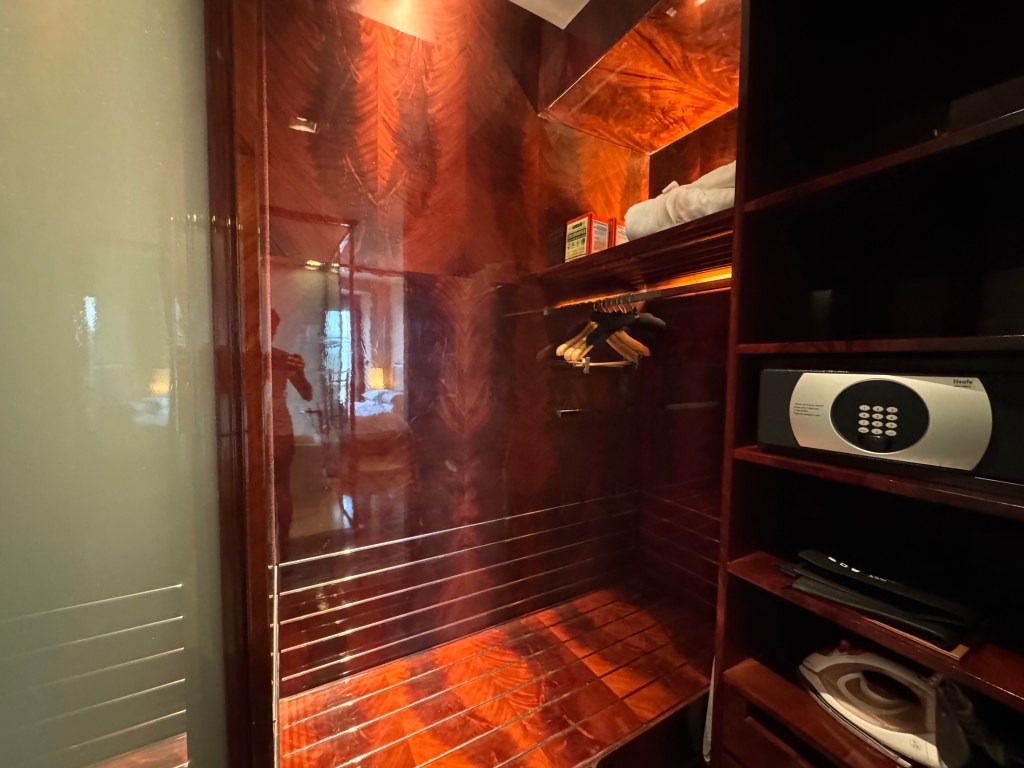 Walk-in Wardrobe - Grand Hyatt Shenzhen